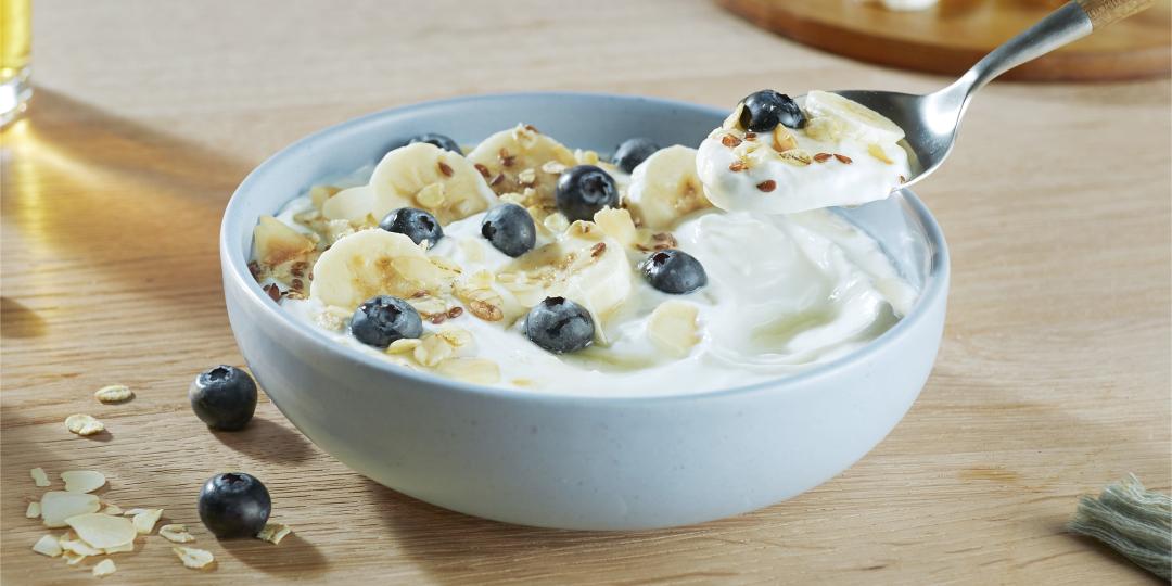 Griekse yoghurt met honing, banaan, blauwe bessen en lijnzaad