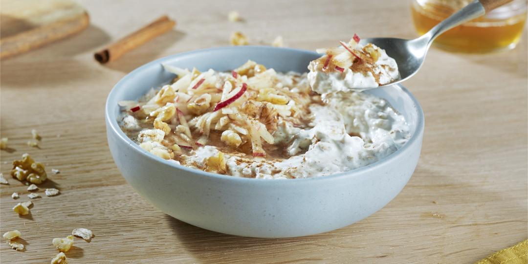 Overnight oats met Griekse yoghurt, honing, appel, kaneel en walnoten