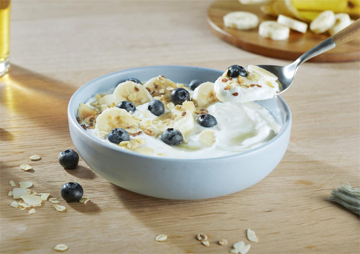 Schaaltje Campina Greek yoghurt met bosbessen en noten.