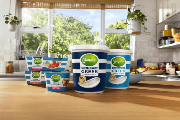 Een line-up van alle Campina Greek producten