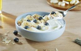 Griekse yoghurt met honing, banaan, blauwe bessen en lijnzaad