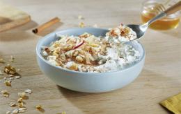 Overnight oats met Griekse yoghurt, honing, appel, kaneel en walnoten
